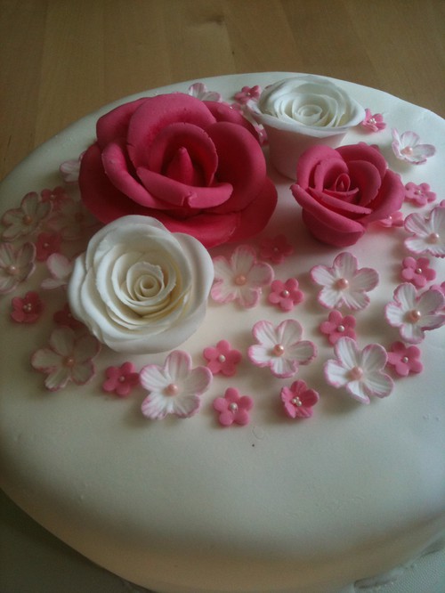 Tårta i sockerpasta med rosor