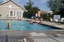 Cole hoppar i poolen