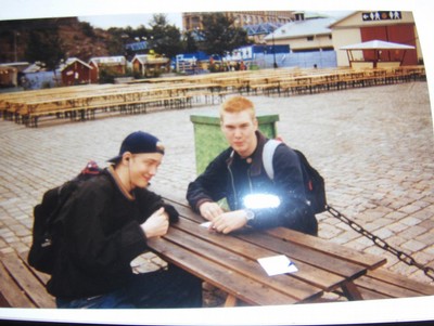 Skön bild: Jag och Larch i Göteborg för att kolla IFK - ÖSK. Vi tog tåget dit, och spenderade dagen på avenyn. Bilden är möjligtvis från -96/97 nånstans, vi var nog 15-16 år!Jag var rödhårig för att jag fick fel hårspray i håret, tog nåt blekningsmedel som tillhörde syrran, haha!