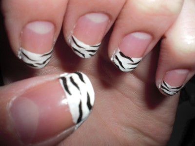 Zebranaglar är väldigt fint och ser så rent och annorlunda ut på naglarna.  I det här fallet (bilden) börjar du likadant som med fransk manikyr, men efter den vita kanten, så målar du streck, i zebra mönster.  Och det ser svårt ut, men är ganska enkelt, det gäller bara att ha tålamod med det!    Jag använder mig av Depend art nail (finns att köpa som vanliga nagellack) till att göra ränderna.   Jag hoppas detta var till hjälp! :)    Kommentera gärna ;)