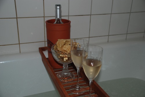 Vin och chips i badet