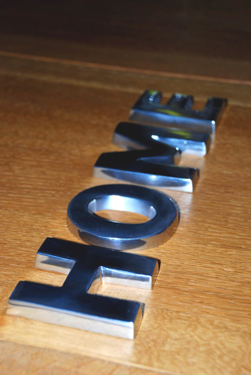 Snygga bokstäver i silverfärg från Bruka