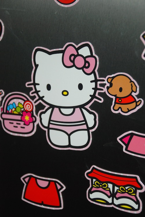 Hello Kitty magnetdocka som går att sätta på kylen eller frysen. Fixa olika outfits.