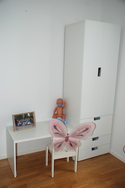 Pyrets nya rum med inredning från IKEA. Bland annat Expedit hylla och Stuva garderob och bord/bänk