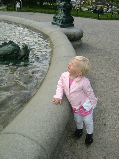 Min underbara dotter spanar in fontänen i parken =)