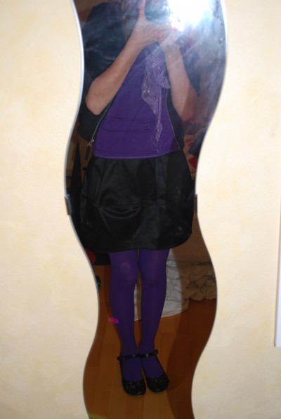 lila scarf JC, kort jacka Gina Tricot, lila tröja H&M, svart kjol Gina Tricot, lila strumpbyxor åhlens och matildas skor :))