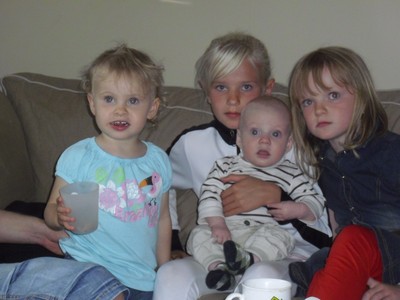 Alla fyra kusiner på en bild ,inte dåigt Lova att sitta still 2sekunder.
