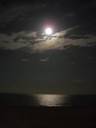 snygg måne över havet, sett från hotelrummets balkong