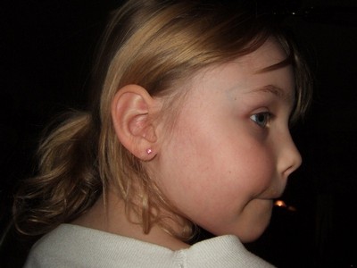 Bildbevis på att hon tagit hål i öronen.