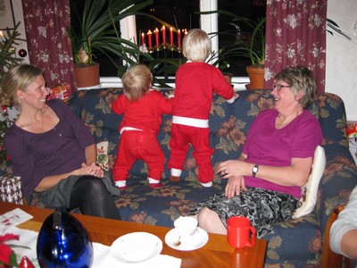 två kusiner vid namn Rasmus och Albert står och hoppar i soffan på julaftonseftermiddagen. 